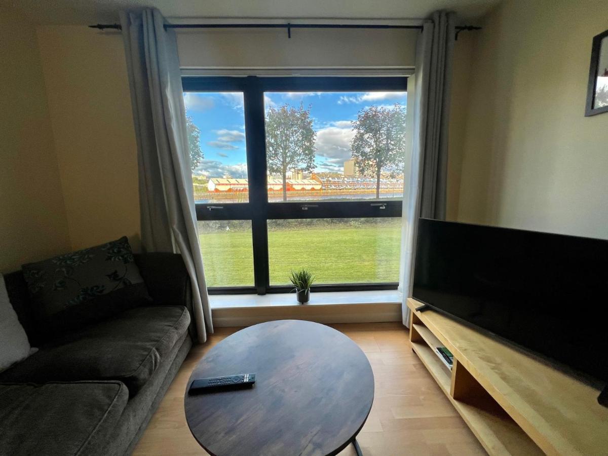2 Bedroom - River Clyde Home - Parking Глазгоу Екстериор снимка